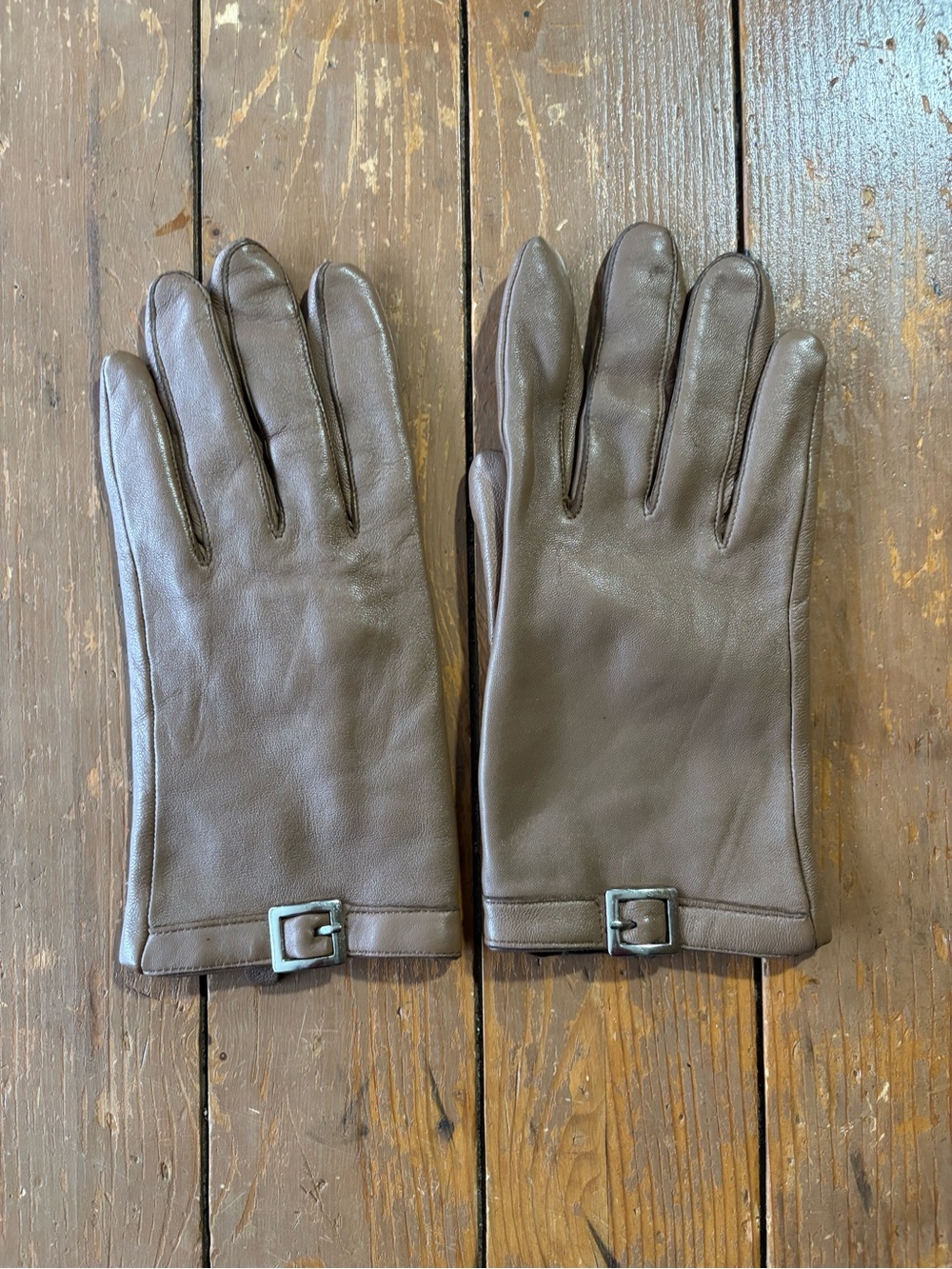Worthington Classic Brown Leather Gloves with Buckle Detail
